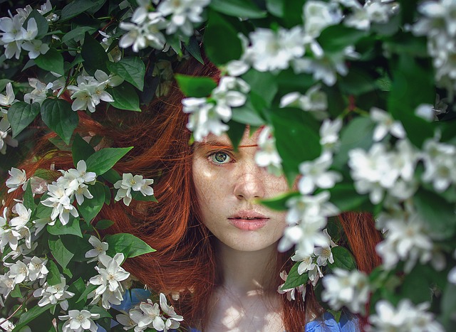 dívka květy schovává se